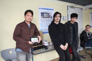 Im Bild: Die Schüler Truong, Nestorowicz, Quang und Kraemer präsentieren ihr Projekt