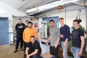 Schüler der Jahrgangsstufe 11 des BG, die unter S. Albrechts Anleitung eine Umhausung für einen fahrbaren 3D-Drucker gebaut haben. (2019)