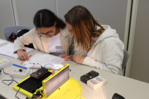 Zwei Besucherinnen im Workshop Umwelttechnik