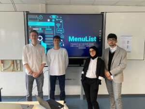 Drei Schüler und eine Schülerin präsentieren ihr Projekt "MenuList"