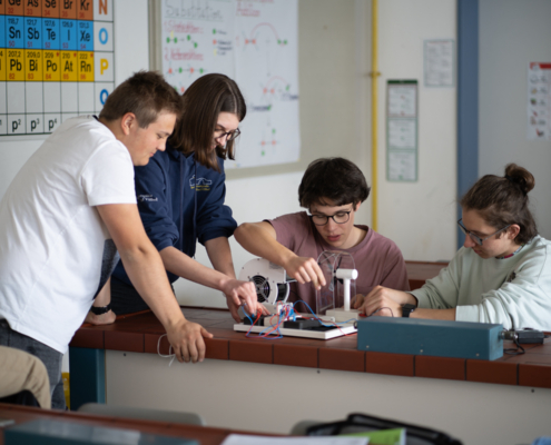 Schülergruppe des Leistungskurses Umwelttechnik führt im Chemiesaal Messungen durch