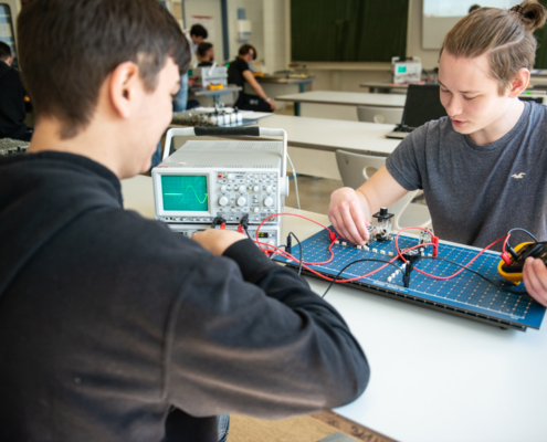 Zwei Schüler des Leistungskurses Elektrotechnik am Oszilloskop
