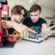 Zwei Schüler des Leistungskurses Elektrotechnik bei der Arbeit an einem Mikroprozessor