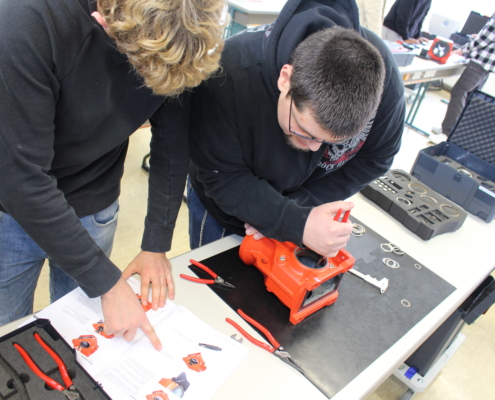 Schüler bei der Montage eines Getriebes im Leistungskurs Maschinenbau