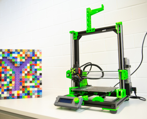 3D-Drucker und Druckerzeugnis in der 3D-Werkstatt