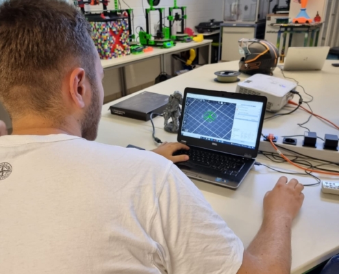 Schüler bei der Arbeit an einem Laptop im 3D-Drucklabor
