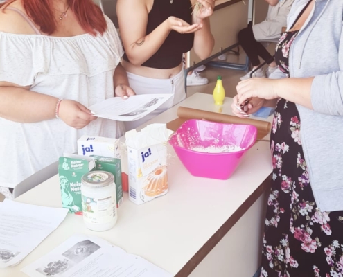 Drei Schülerinnen bei der Herstellung von Kosmetik im Chemieraum