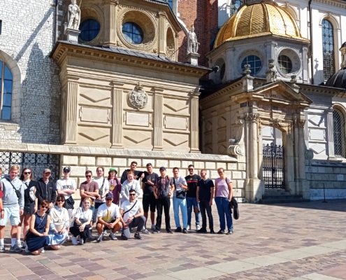 Gruppe von Schülerinnen und Schülern auf der Burg Wawel in Krakau