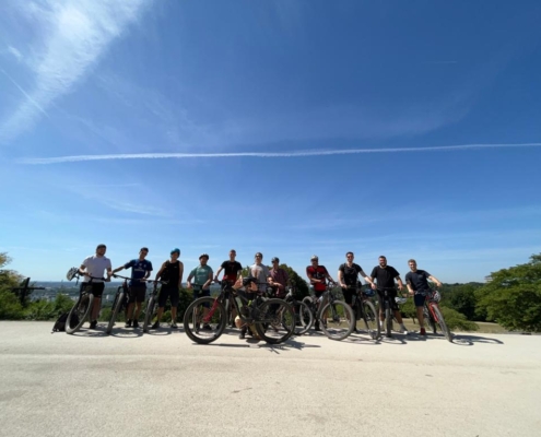 Gruppe von Schülerinnen und Schülern mit ihren Mountainbikes während einer Fahrradtour