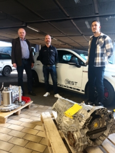 Ein Vertreter des Autohauses Best übergibt drei Elektromotoren und ein DSG-Getriebe an zwei Lehrkräfte der GTS Offenbach.