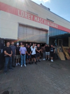 Schülergruppe vor der Werkstatthalle der Firma Maschinenbau Lorey in Offenbach